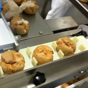 Machine industrielle automatique de remplissage de choux à la crème, équipement de remplissage et d'injection en ligne pour pains à hamburger, pains et beignets - Product Image 5