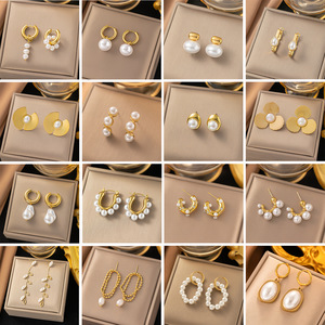 <span class=keywords><strong>Orecchini</strong></span> <span class=keywords><strong>pendenti</strong></span> in <span class=keywords><strong>acciaio</strong></span> inossidabile placcato oro 18k con perla geometrica pendente <span class=keywords><strong>orecchini</strong></span> <span class=keywords><strong>pendenti</strong></span> con perla in <span class=keywords><strong>acciaio</strong></span> inossidabile - Product Image 6