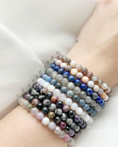กำไลข้อมือหินแท้ 6 มม. กำไลคริสตัลบำบัดแบบยืดได้ หินธรรมชาติ 6 มม. สำหรับผู้หญิง ผู้ชาย ของขวัญ สีเงิน/สีทอง - Product Image 1