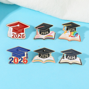 Prix de gros en gros : Épingles en émail de remise de diplôme Classe de 2026, Broches chapeau de doctorat, Épingles de revers pour diplômés, pour écoles, cadeaux et souvenirs - Product Image 1