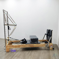 Torre Reformer de Pilates de Madera de Roble Industrial con Media Trapecio para Desarrollo de Potencia Atlética de Alto Rendimiento y Acondicionamiento de Cadena Cinética