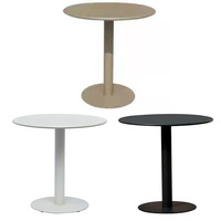 Table de repas extérieure de style cour moderne en bois de teck composite bois-plastique MDF avec structure en fer forgé finition grain de bois noir/blanc