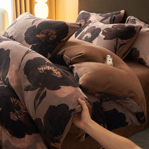 Parure de lit quatre pièces en polaire numérique, style moderne et minimaliste, pour chambre principale, collection automne-hiver, en polaire douce et chaude - Product Image 1