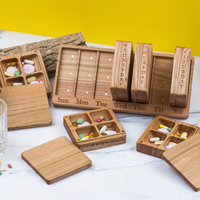 Organisateur de pilules en bois pour 7 jours, boîte à pilules hebdomadaire avec design mural modulaire, étui à médicaments en bois naturel
