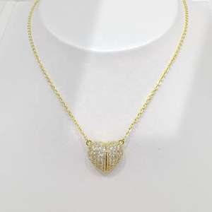 Collar de plata de ley 925 personalizado con imán, chapado en oro de 18k, con delicado colgante de circonita en forma de corazón para mujer. - Product Image 1