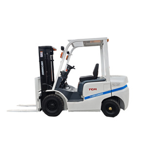 Chariot élévateur d'occasion d'origine japonaise TCM FD25 2.5T Diesel avec moteur Isuzu, déplaceur latéral hydraulique, pneus pleins, mât à deux étages, poste de conduite assis - Product Image 1