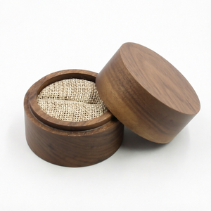 Boîte à bague de fiançailles ronde en bois massif vintage gravée sur mesure - Product Image 1