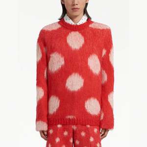 Pull-over en tricot moelleux à motif de logo personnalisé avec incrustation de pois rouges Pull en mohair tricoté pour hommes - Product Image 1