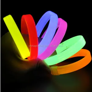 गर्म बिक्री चमक wristband कस्टम लोगो के साथ अंधेरे में चमक कंगन चमक कंगन wristbands