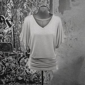 Camiseta femenina de algodón con corte ajustado, manga corta estilo pétalo, cuello redondo, transpirable, de secado rápido y resistente. - Product Image 3