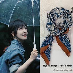 Élégant foulard carré en polyester pour femme, nouvelle collection printemps 2025, idéal à porter avec des chemises, autour du cou ou pour la coiffure - Product Image 3