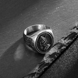 Anillo de hombre HOPHIP de acero inoxidable con cruz de manos en oración - Product Image 5