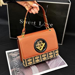Bolso de mano cruzado de un solo hombro de lujo con logotipo de letra en relieve de moda de estilo francés de lujo pequeño bolso cuadrado para mujer - Product Image 1