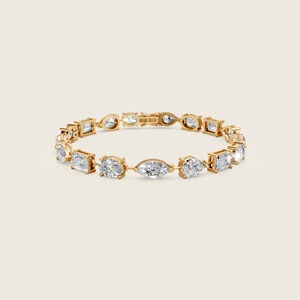 Pulsera de diamantes Amour con un diseño delicado con brillantes diamantes engastados en una banda elegante que encarna la pasión amorosa - Product Image 5
