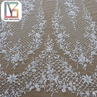 Nouveau style de tissu en dentelle française brodée de perles et de paillettes, dentelle lourde 3D perlée, tissus en tulle et maille pour femmes