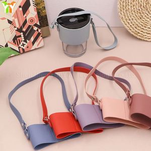 Porte-bouteille d'eau en similicuir à bandoulière, livraison rapide - Cadeau promotionnel portable et tendance pour mariages, événements et utilisation en extérieur - Product Image 2