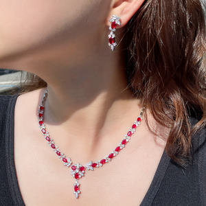 Elegante Set di Gioielli con Zirconia Cubica, Collana e Orecchini con Cristallo Rosso a Forma di Fiore per Spose e Matrimoni - Product Image 1
