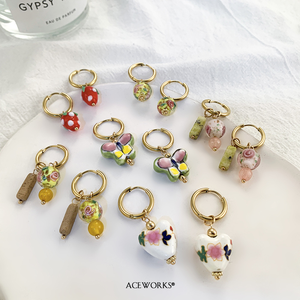 Galería de Aros Chinoiserie |   Pendientes de Aro Huggie de Cerámica con Baño de Oro PVD de 18K y Acero Inoxidable |   Impermeable, Resistente al Deslustre - Product Image 4