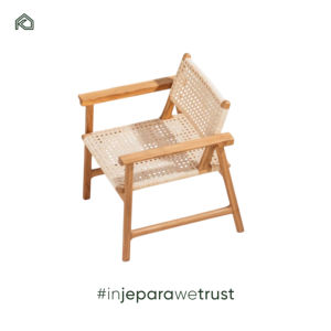 Chaise Ruri, une chaise minimaliste en teck conçue pour la durabilité, le confort et une élégance sans effort dans tous les espaces de repas ou de séjour. - Product Image 3