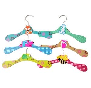 Linda percha de madera de dibujos animados con animales coloridos para almacenamiento de <span class=keywords><strong>ropa</strong></span> - Product Image 1