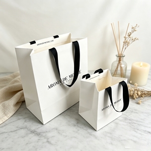 Sac cadeau en papier blanc minimaliste personnalisé avec anse en ruban noir, logo imprimé, sac shopping en papier de luxe pour cosmétiques et parfums - Product Image 1