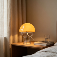 Lampe de table LED rétro Bauhaus en forme de champignon, abat-jour en verre jaune, base en fil métallique, lumière chaude pour la maison, l'hôtel, la chambre à coucher