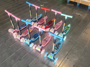 Scooter pieghevole in plastica multipla per bambini con altezza regolabile a tre ruote con illuminazione posteriore ampia e robusta - Product Image 6