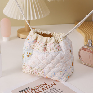 Sac de maquillage personnalisé en coton matelassé à fleurs avec cordon de serrage, sac de <span class=keywords><strong>toilette</strong></span> de voyage mignon, sac de rangement pour cosmétiques, sac cadeau pour femmes et filles - Product Image 4