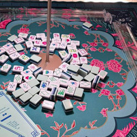 Tapis de Mahjong américain - Motif Chinoiserie Fleurs Roses et Oiseaux avec Dragons/Jokers, Instructions, Tapis de Jeu Antidérapant en Néoprène