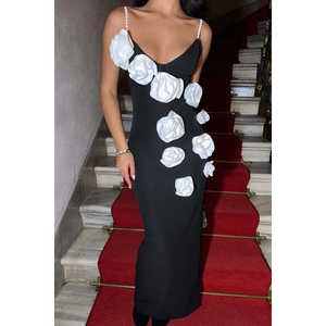 Robe de soirée longue noire à bretelles avec détails en perles et roses, manches courtes, longueur ras du sol, idéale pour les soirées et bals. - Product Image 2