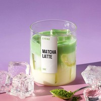 Erdbeer-Pudding Sommer-Matcha Duftkerze in Becherform aus Sojawachs mit Erdbeer-Matcha-Latte-Duft