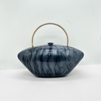 Sac à main classique pour femme en acrylique, forme trapèze, avec fermeture magnétique, pour dîner, mariage, couleur coquillage, en polyester, pour tous les jours