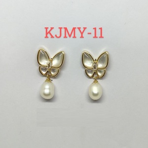 Pendientes de Perlas de Agua Dulce y Latón Dorado de Lujo, Suministro Directo de Fábrica, Joyería para Ocasiones Formales Disponible para la Venta - Product Image 1