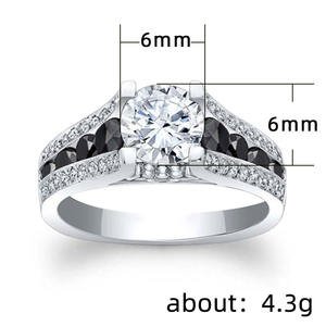 Anello di Fidanzamento F410 per Donna in Oro Bianco con Diamanti Neri Laterali, Taglio Brillante Rotondo, Colore G Naturale - Product Image 3