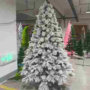 Árbol de Navidad Grande con Ramas de Pino Flocadas, de Polietileno, para Supermercados, Decoración del Hogar y Árboles de Navidad Grandes Blanqueados - Product Image 1