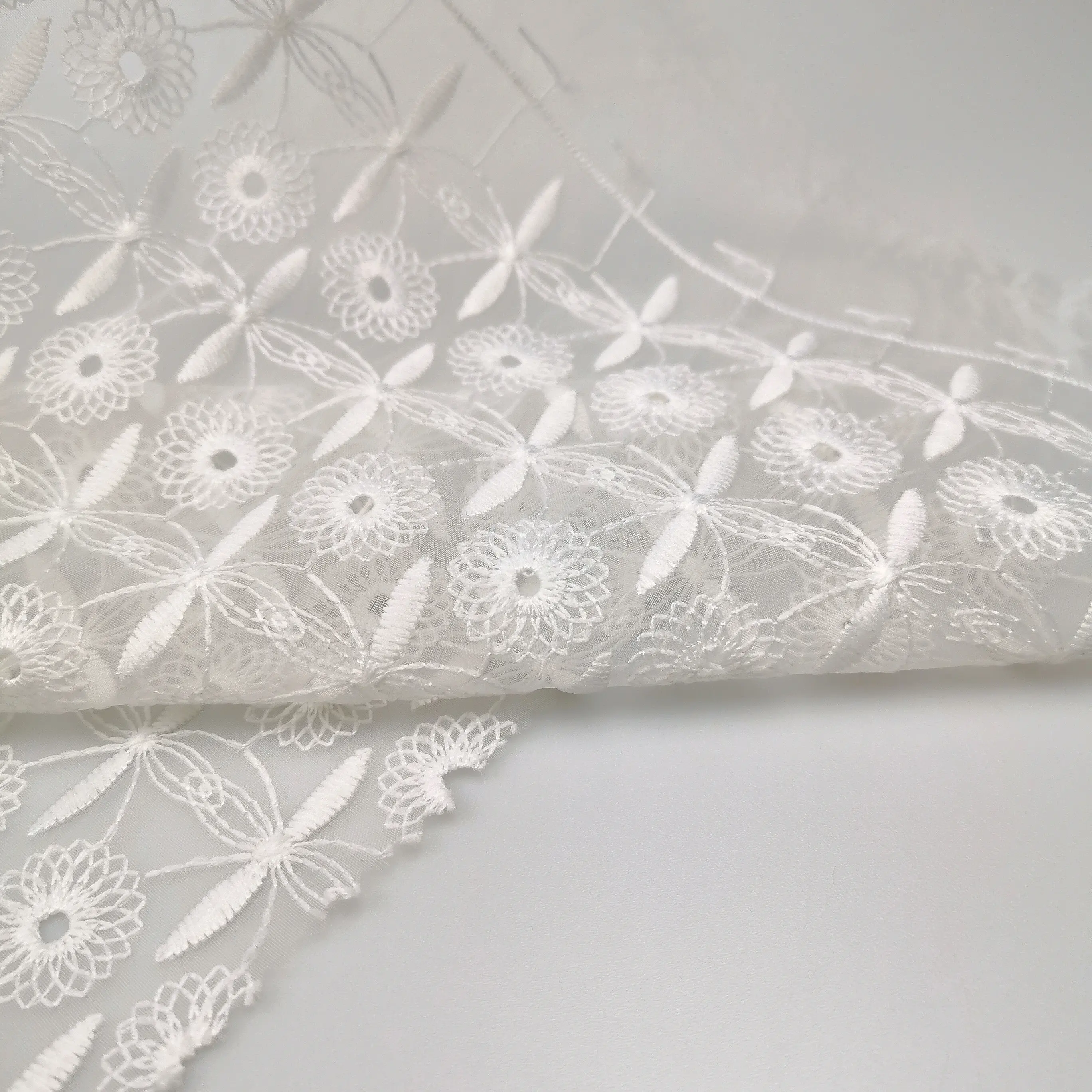 Wholesale white Soft flower round four-leaf clover 95 Gram weight embroidered mesh lace fabric for women dress