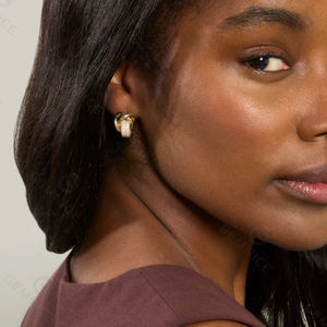 Boucles d'oreilles clous Gemnel en forme de nœud diamant pour femmes - Product Image 3