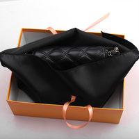Nouveau cadeau noir en satin de soie perruques pochette-enveloppe anti-poussière réutilisable avec impression de logo personnalisé conception d'emballage sac en satin à fermeture éclair