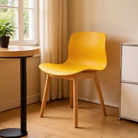 Chaise de salle à manger moderne en plastique avec pieds en bois pour restaurant, salle de conférence, formation et bureau