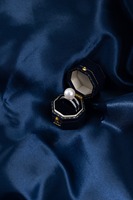 Une bague en perles d'eau douce en forme de H à double couche.