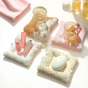 Posavasos/soportes para tazas acolchados con diseño de lazo, tapete cuadrado floral pequeño para mesa, aislante del calor, bandeja de almacenamiento para accesorios de fotografía - Product Image 1