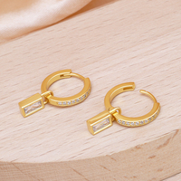 Pendientes Huggie Mlluki de Plata de Ley 925 Bañados en Oro con Dijes Geométricos Delgados de Cristal de Roca y Diamantes Baguette