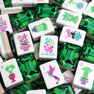 Set di Mahjong Americano Personalizzato a Quattro Strati in Acrilico Verde Smeraldo, Ecologico e Durevole per Interni - Product Image 1