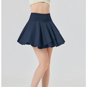 Falda mini acampanada con volantes superpuestos para mujer, de secado rápido y transpirable, con pantalones cortos incorporados y bolsillos laterales, ideal para golf y tenis. - Product Image 3