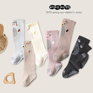 Chaussettes aux genoux en coton personnalisées en gros pour nouveau-nés Chaussettes de marche antidérapantes pour bébé pour la protection des genoux Chaussettes à pince au sol - Product Image 2