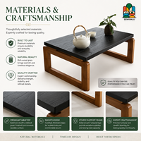 Table basse minimaliste en bois massif avec plateau noir anthracite et pieds à structure ouverte, style rustique moderne