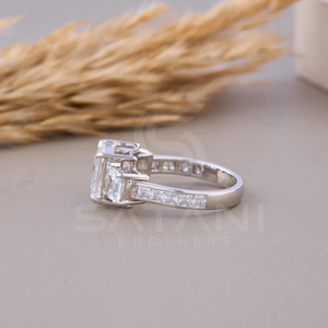 Anillo de Compromiso con Tres Piedras de Moissanita Corte Princesa, Engaste de Rejilla, Diseño Elegante y Atemporal - Product Image 3