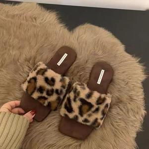 Sandales plates décontractées vintage à imprimé léopard en fourrure marron, antidérapantes, respirantes et rembourrées, couleur kaki - Product Image 3