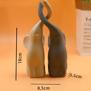 Romantica statuetta in ceramica a forma di elefante, decorazione da tavolo per interni, piccola e graziosa, a forma di animale astratto, dimensioni appena superiore a quelli della mano. - Product Image 2