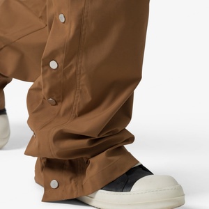 Pantalon de jogging cargo ample en nylon et polyester noir uni avec rayures latérales et boutons pour homme – Vente en gros, haute qualité, personnalisable - Product Image 6